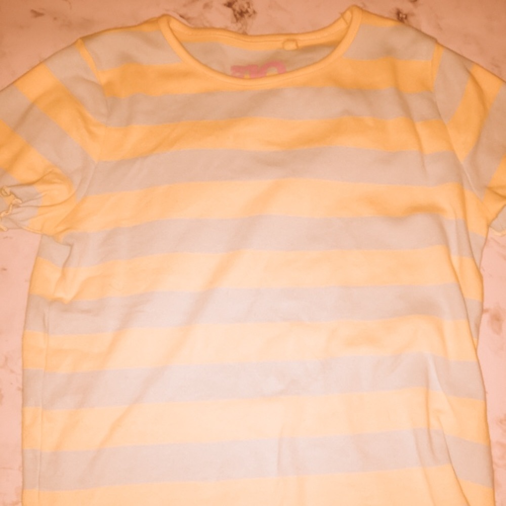 A ruffled-sleeve t-shirt ✨🦋